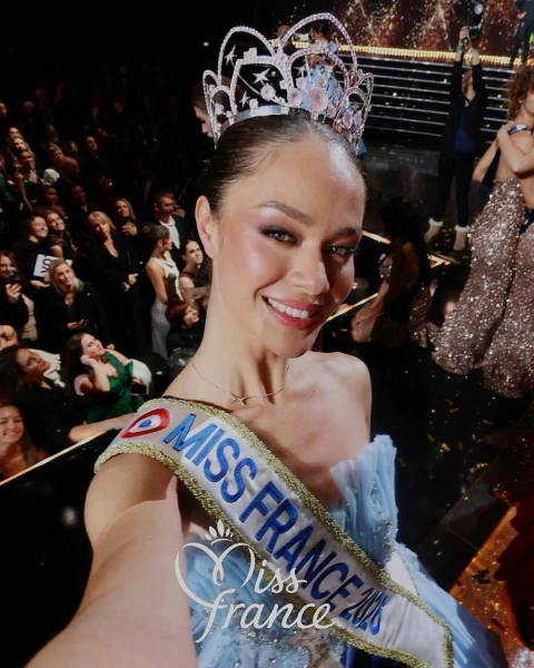 Её мать родом с Маркизских островов, а отец — с материковой части Франции.