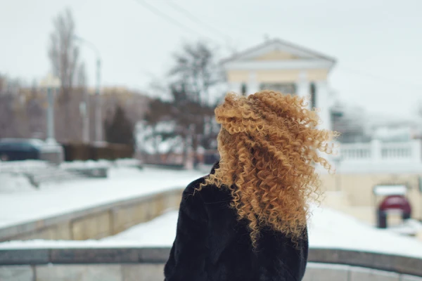 Kā saglabāt matus, ja jūs nenēsājat cepuri: trihologa padomi