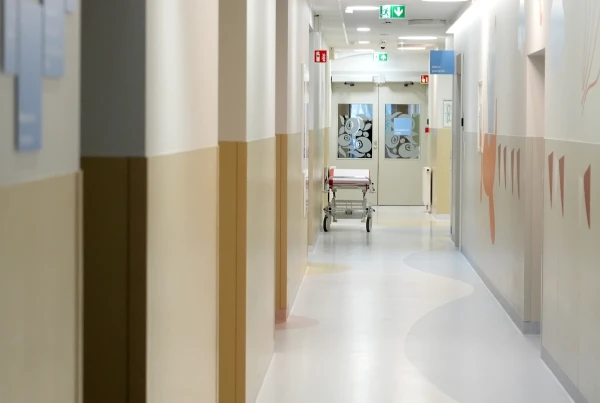 Bērnu slimnīcā, iespējams, ārstniecības personas vainas dēļ dzīvību zaudējis bērns