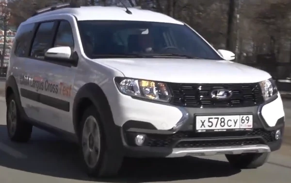 Lada Largus представляет из себя бывший румынский Dacia Logan.