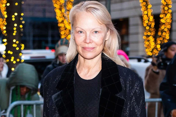 Pamela Andersone pastāstīja, kas viņu pamudināja uz dabiskumu un atteikšanos no iepriekšējā tēla