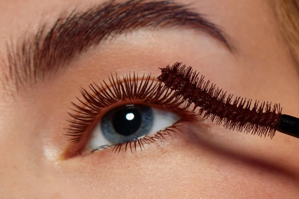 Pelēka, brūna, bordo: izvēlamies krāsainu tušu ziemai