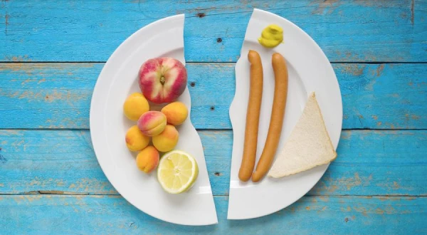 Izcelti 5 produkti, kurus nevajadzētu kombinēt ar augļiem: no maizes līdz olām