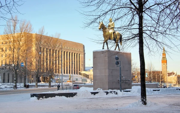 Хельсинки украшен монументом маршалу Маннергейму, сражавшемуся с большевиками 3 раза.