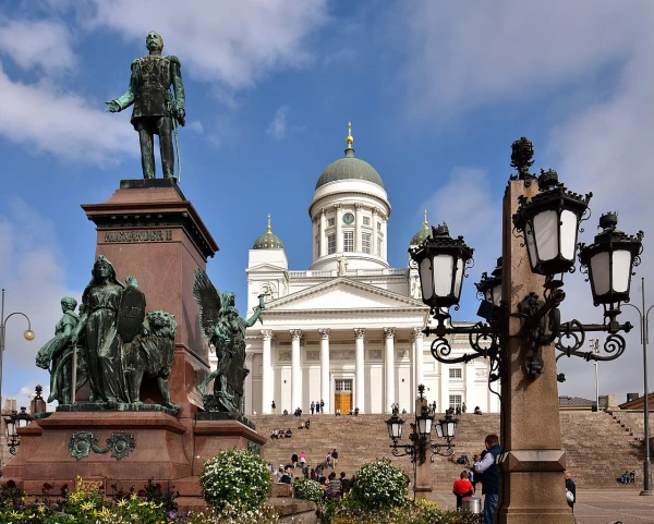 С Сенатской площади в Хельсинки никто не собирается сносить памятник Александру II.
