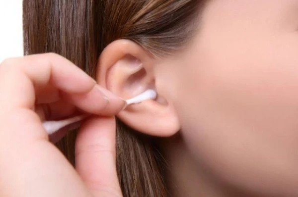 Kāpēc ausu tīrīšanai izmantot kokvilnas kociņus nav labākā ideja?