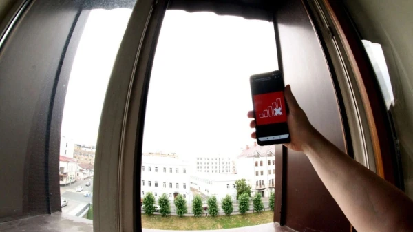 Дорогие россияне судорожно пытаются словить вайфай.