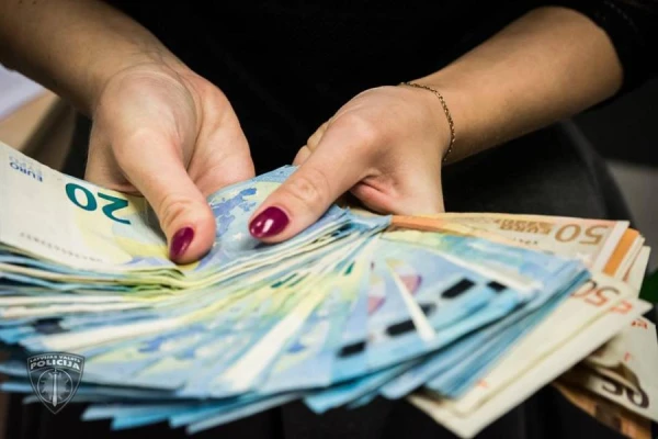 Krāpnieki izkrāpj naudu no Latvijas banku klientiem ar ātrumu miljonu eiro mēnesī