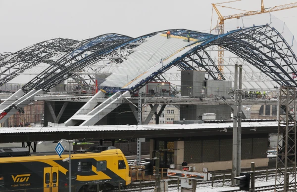 «Rail Baltica» kļūst dārgāka: pat trokšņu aizsargbarjeru, tiltu un tuneļu samazināšana neglābj budžetu