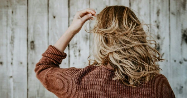 Šīs matu krāsas padarīs jūs vismaz par 5 gadiem vecāku: toņi, kurus izmantot pēc 40 gadu vecuma