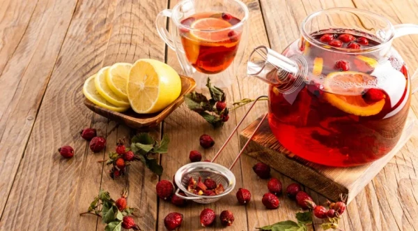 «Zeva trieciens»: dzēriens ar mežrozīti, medu un citronu imunitātes stiprināšanai