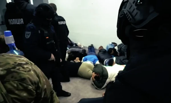 Apzināti devās uz Ukrainu, lai krāptu Latvijas iedzīvotājus: aizturēti telefona krāpnieki, kas runāja latviešu valodā