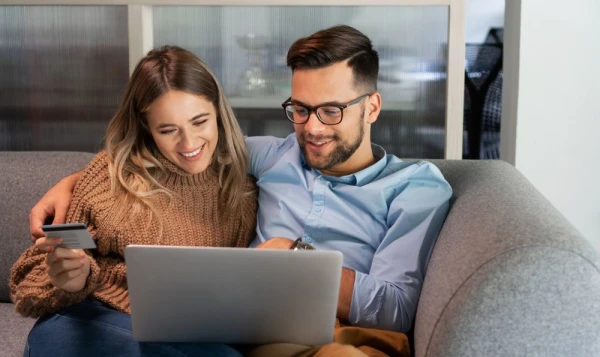 Finanšu dialogs: kā runāt par naudu attiecību pirmajā gadā