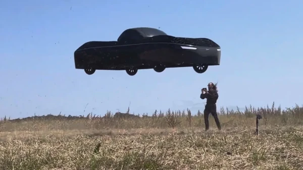 Pirmais pasaulē lidojošais aeromobils uzsākts sērijveida ražošanā