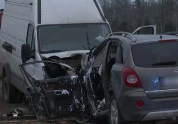 Divu automašīnu frontālā sadursmē gājis bojā cilvēks