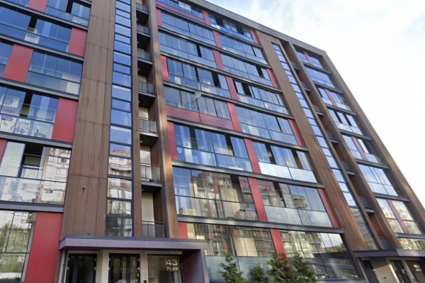 Rīgas jaunbūvē sāka kustēties istabas siena