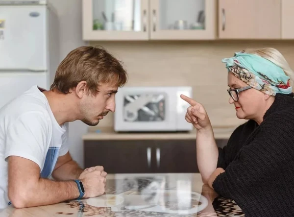 Vai vērts pārtraukt sazināšanos ar toksiskiem radiniekiem: ģimenes terapeites ieteikumi