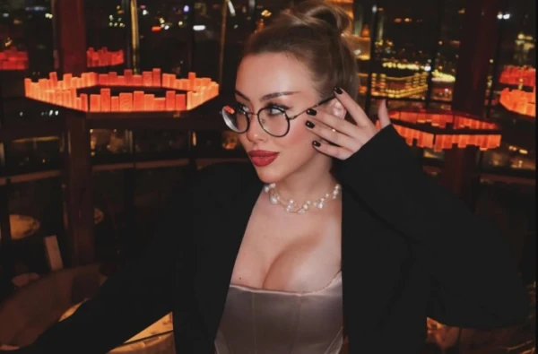 Хороша внучка.