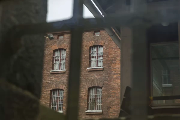 Его дом - тюрьма.