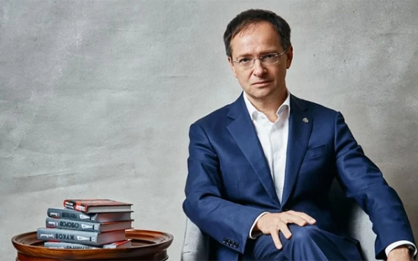 Владимир Ростиславович родился в городе Смела Украинской ССР.