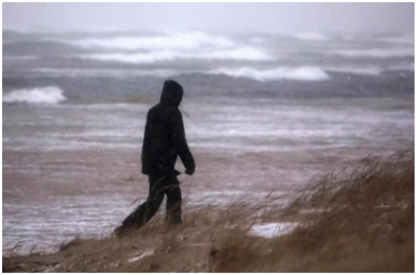 Spēcīgi nokrišņi tuvojas Latvijai - sinoptiķi ziņo par laikapstākļu maiņu