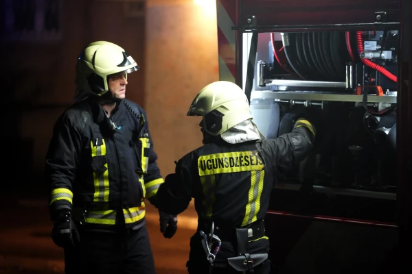 Rīgā dzīvojamās mājas ugunsgrēkā gājis bojā cilvēks