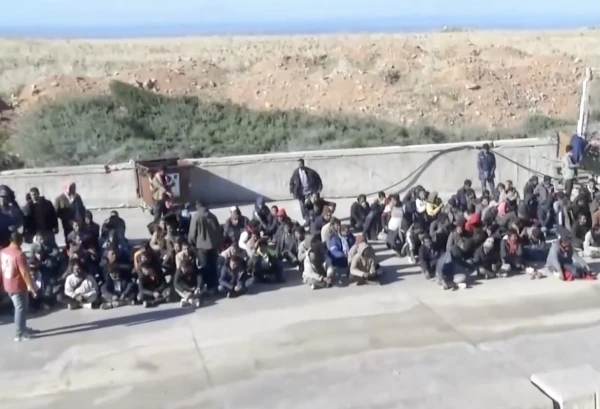 Krētā ierodas simtiem migrantu