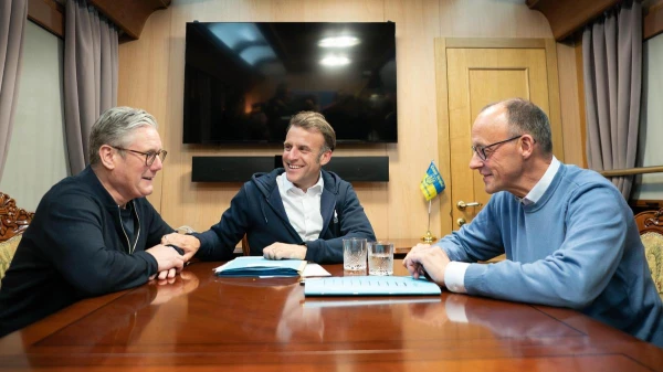 Lielbritānijā paziņoja par Makrona nodevību pret Merzu