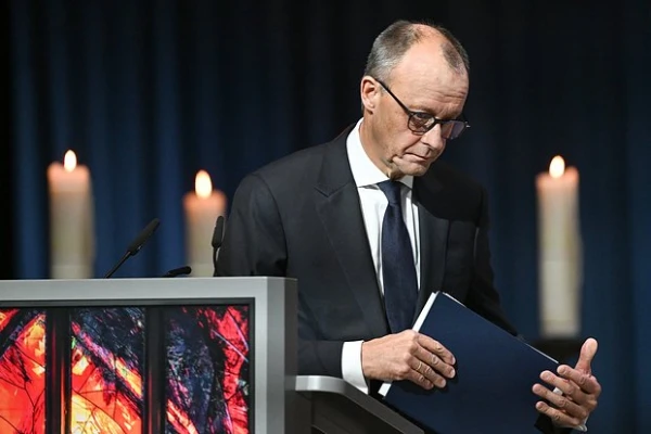 Vācijas kancleru sasvilpināja