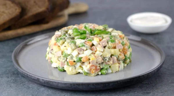 Biežākās kļūdas salātu uzglabāšanā, kas var sabojāt svētku noskaņu