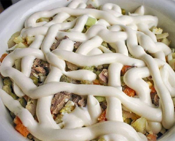 Visbiežākās kļūdas, gatavojot olivjē. Vai arī jūs tās pieļaujat?