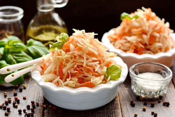 Fermentācijas noslēpumi: ārste paskaidroja, kāpēc ziemā mēs tiecamies pēc skābētiem kāpostiem