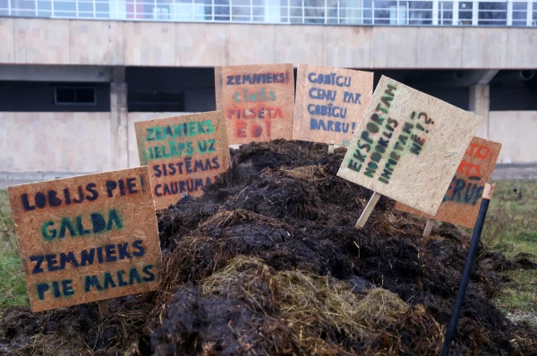 Zemnieki: Tikai «mēslu kravas» var uzlabot situāciju veikalos