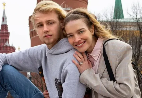 С любимой мамой на фоне стен древнего Кремля.