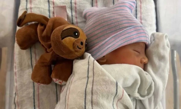 Leģendārā Krievijas tenisiste Anna Kurnikova dzemdēja spāņu popidola Enrike Iglesiasa ceturto bērnu