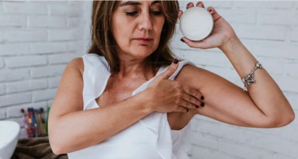 Sieviete sūdzējās par pēc 40 gadu vecuma izmainījušos sviedru smaku un saņēma padomu