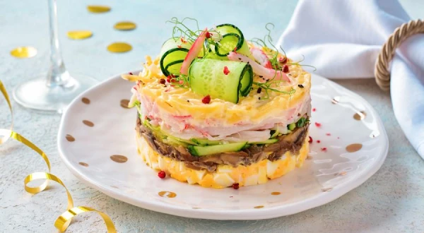 Salāti ar krabju nūjiņām un ceptiem šampinjoniem: oriģināls un garšīgs recepte