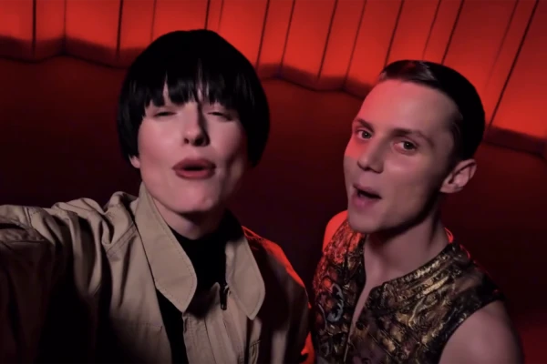 37 gadus vecā sankcijām pakļautā Konstantīna Ernsta sieva satiekas ar jaunu dziedātāju