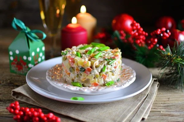 Visi pie galda! Kā vecāka gadagājuma cilvēkiem svinēt, nekaitējot veselībai