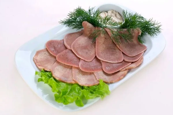 Cūkas, liellopa, pīles. Kā garšīgi pagatavot un vienkārši nomizot mēli