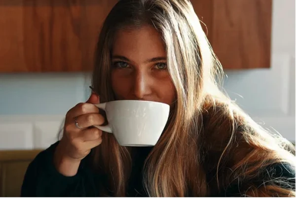 Ugrūta zobiem: nosauca dzērienu, kas krāso stiprāk par kafiju