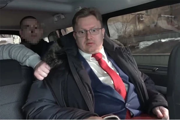 Krievijas FM darbinieks pārdeva ASV valsts noslēpumus. Viņa reakcija aresta laikā tika nofilmēta