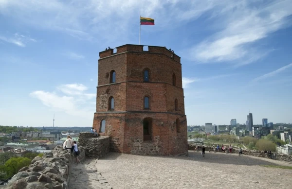Флаг на башне Гедиминаса развевается, несмотря ни на что.