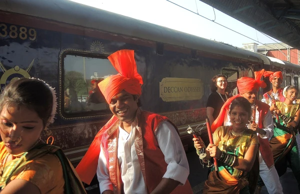 Каждое отправление туристического поезда сопровождается оркестром.