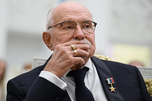 Putinu aplēja ar sarkano vīnu! Mihalkovs atteicās atklāt detaļas