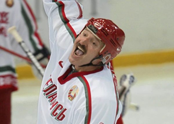 «Sit savējos, lai svešie baidītos»: Aleksandru Lukašenko nogāž uz muguras