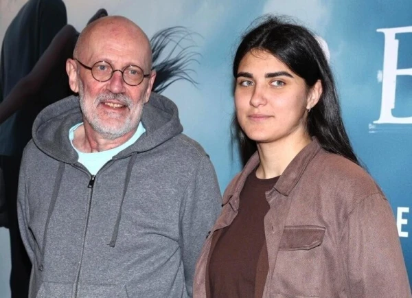 Sestā laulība un jauna mūza: Aleksandrs Gordons oficiāli reģistrējis attiecības ar jaunu mākslinieci