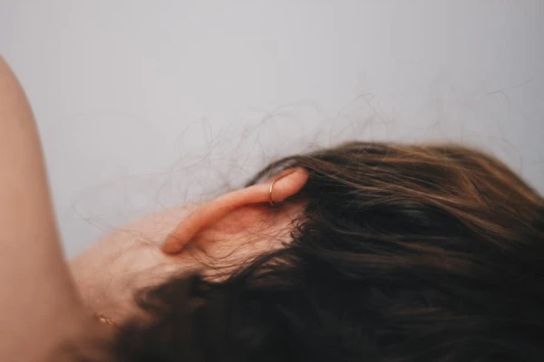 Kāpēc ne visiem cilvēkiem ir spēja pakustināt ausis?