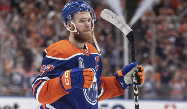 NHL. Uzbrucējs «Edmontonas» Konors Makdeivids atkārtoja gadsimta rekordu