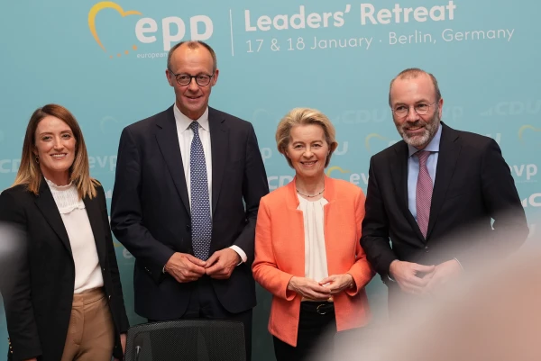 Президент Европарламента Роберта Мецола, канцлер Германии Фридрих Мерц, президент Еврокомиссии Урсула фон дер Ляйен и глава группы Европейской народной партии в Европарламенте Манфред Вебер.
